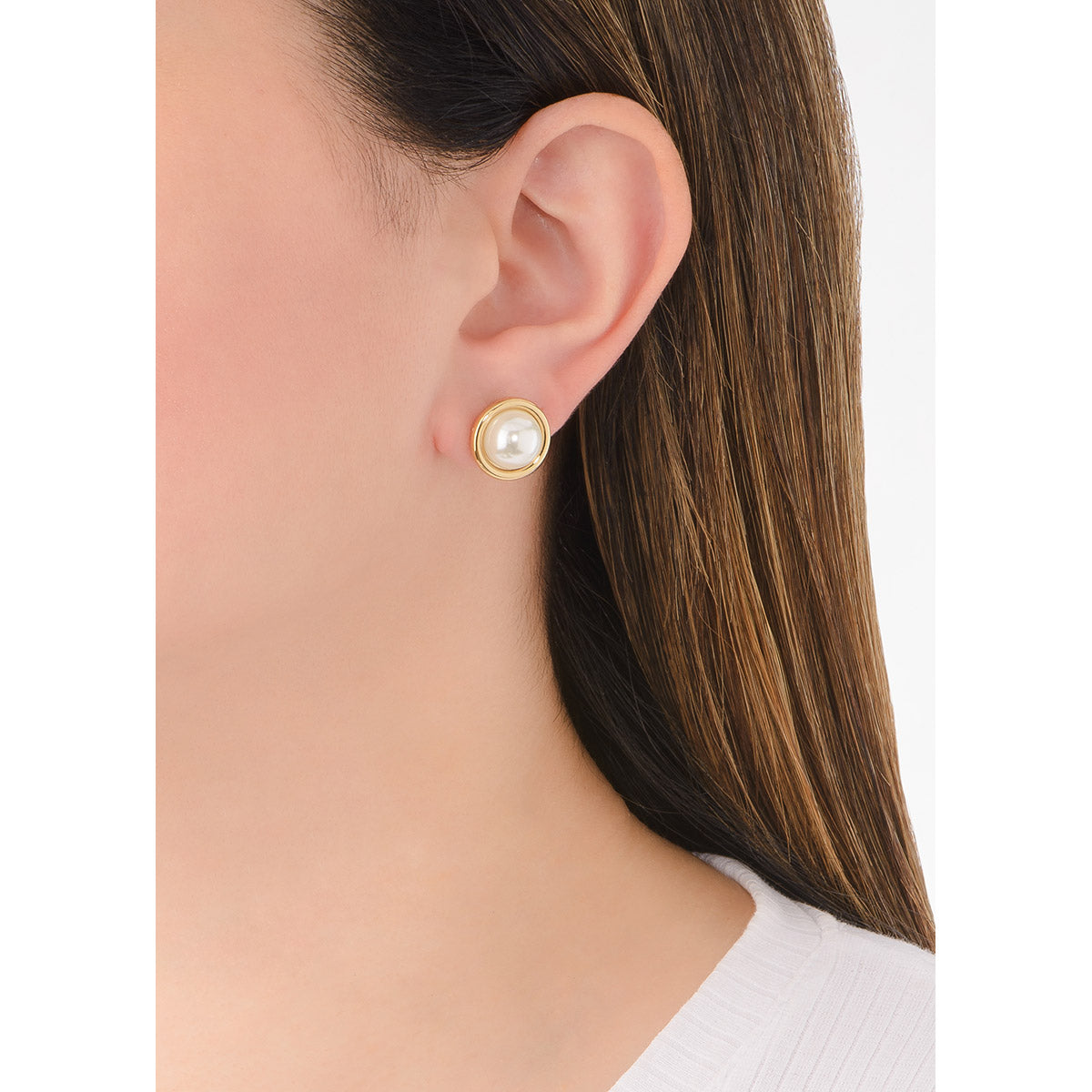 Aretes en Oro con Media Perla Incrustada