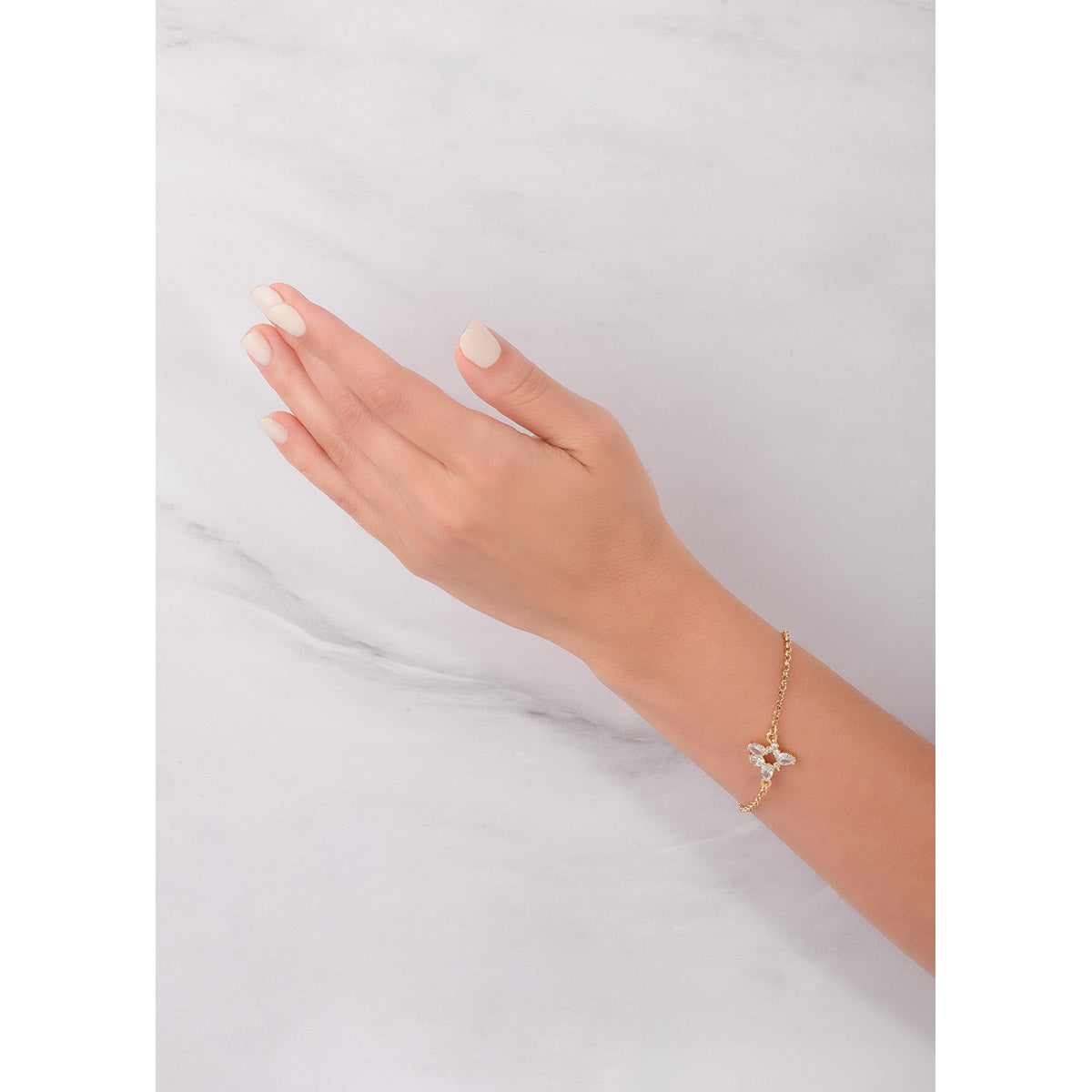 Pulsera en baño de oro con dije triangular y Diamonice
