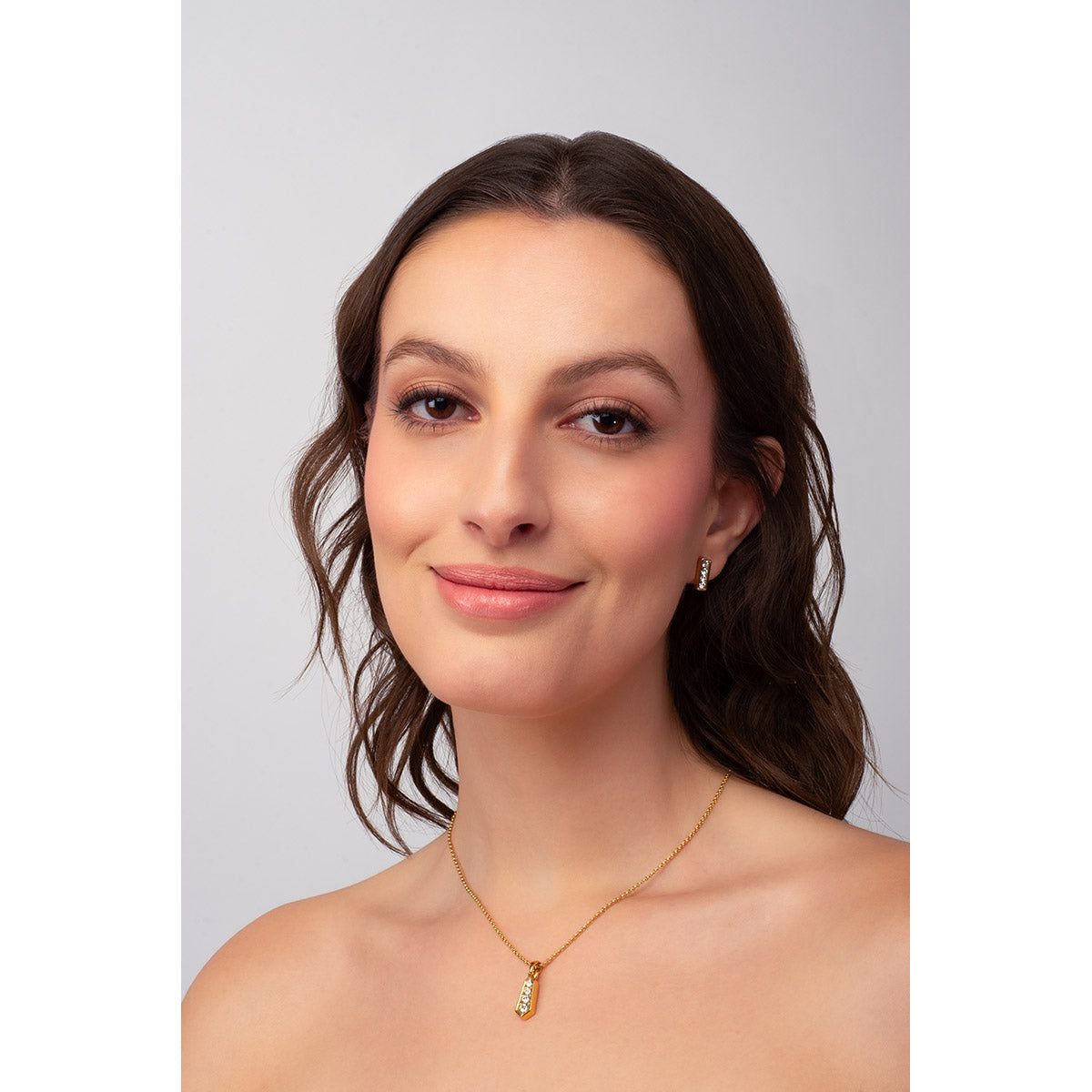 Collar de oro 18k con dije geométrico y piedras