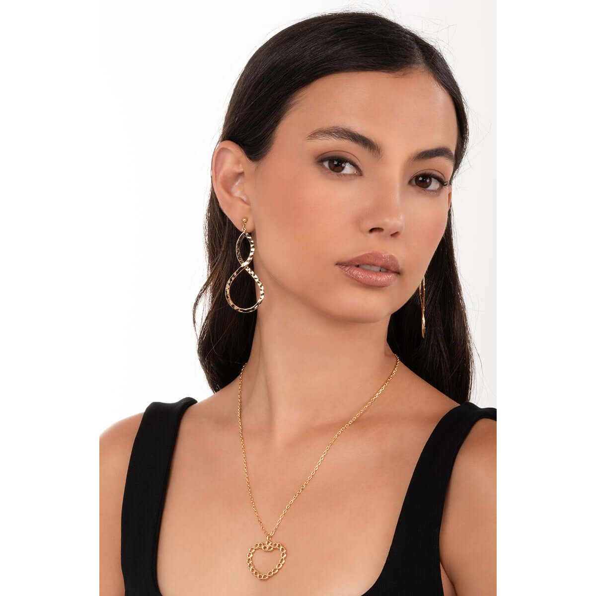 Collar en baño de oro con dije de corazón enlazado