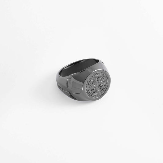 Anillo en baño de cobalto con diseño circular detalle