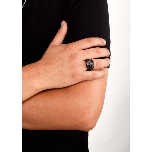 Anillo en baño de cobalto con diseño circular detalle