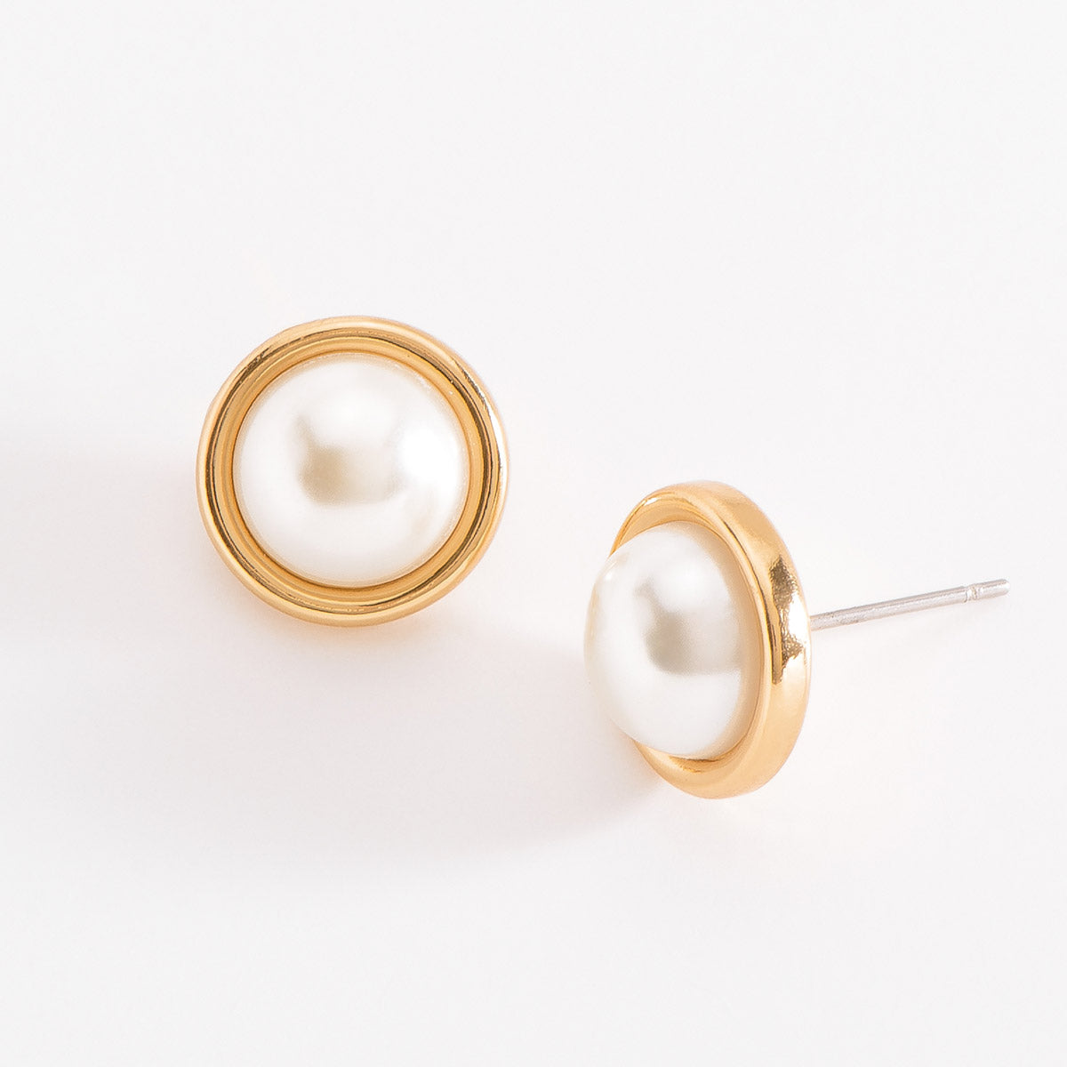 Aretes en Oro con Media Perla Incrustada