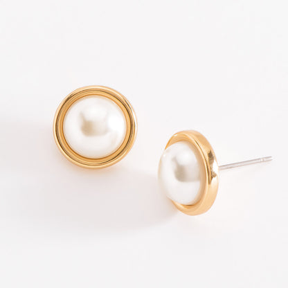 Aretes en Oro con Media Perla Incrustada