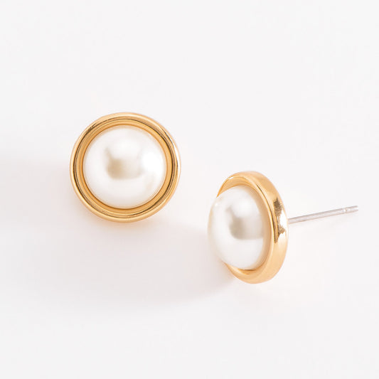 Aretes en Oro con Media Perla Incrustada