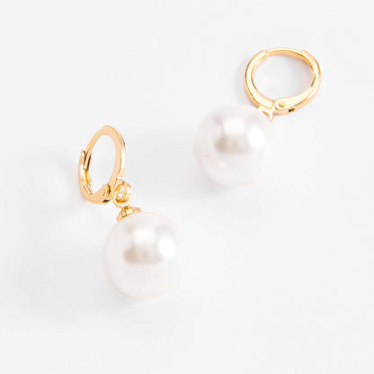 Arete de patente con perla tono crema