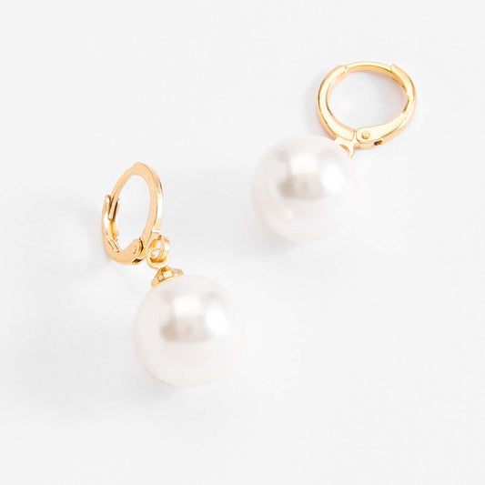 Arete de patente con perla tono crema