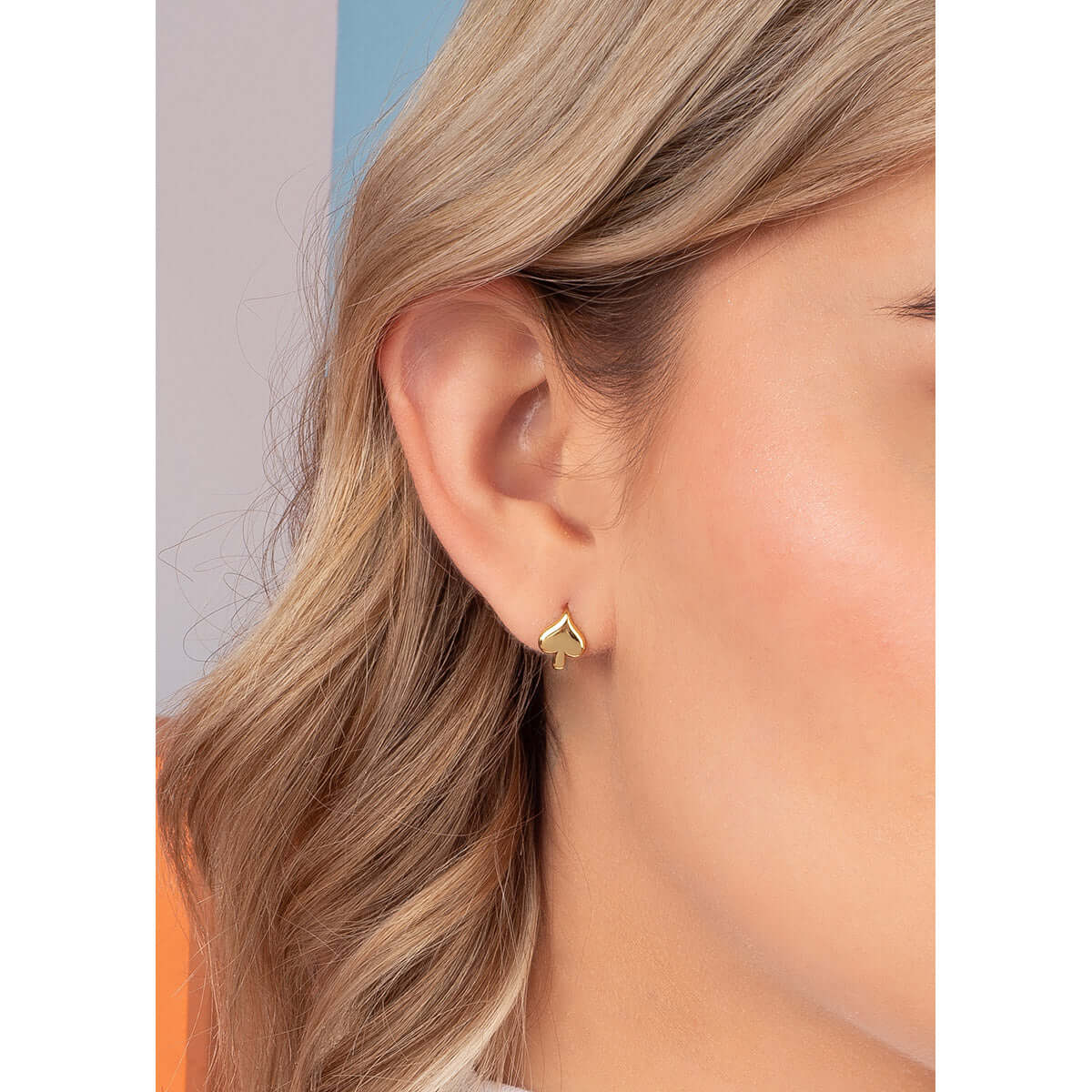 Aretes tipo huggie con diseño geométrico