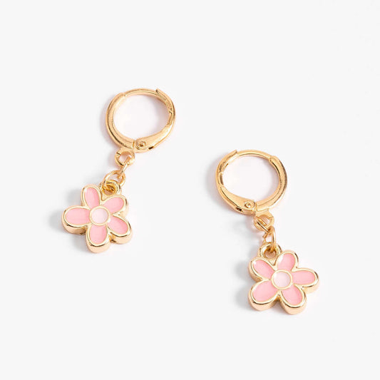 Aretes en baño de oro con dije de flor y esmalte rosa
