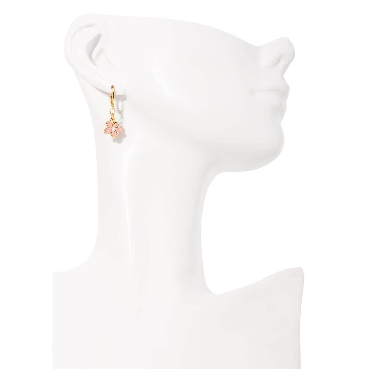 Aretes en baño de oro con dije de flor y esmalte rosa