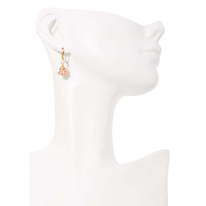 Aretes en baño de oro con dije de flor y esmalte rosa