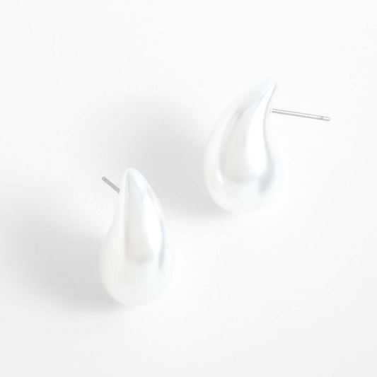 Aretes en baño de rodio con diseño de gota en tono blanco