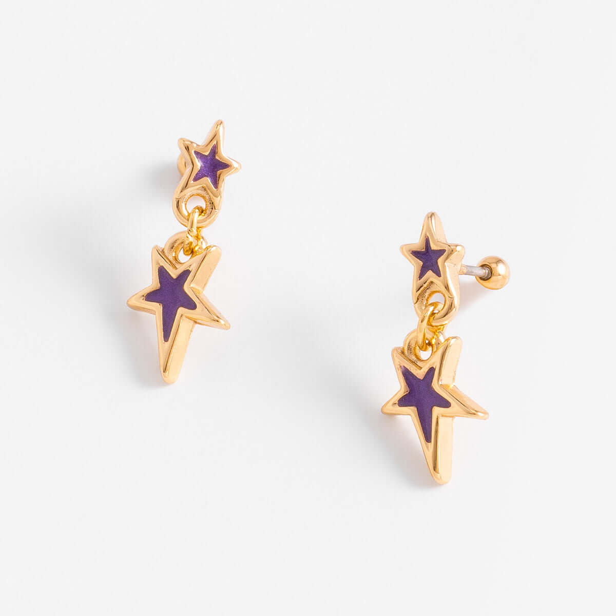 Aretes en baño de oro con estrellas moradas, diseño contemporáneo y dinámico para looks modernos y casuales.