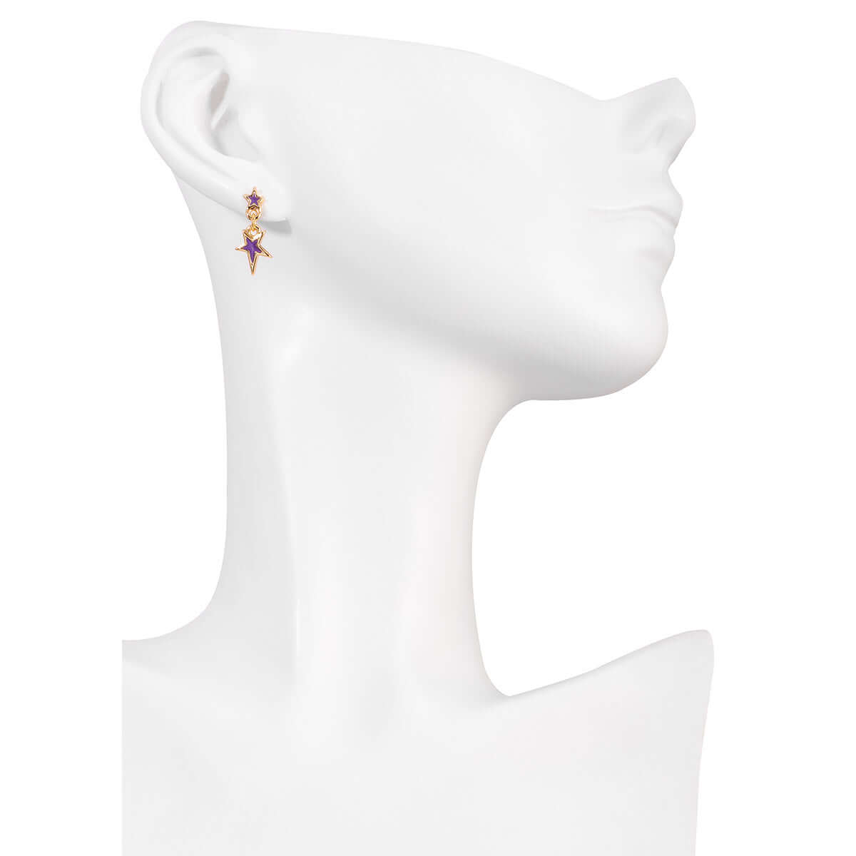 Aretes en baño de oro con diseño de estrellas y esmalte morado, perfectos para un look moderno y dinámico.