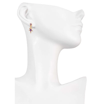 Aretes en baño de oro con diseño de estrellas y esmalte morado, perfectos para un look moderno y dinámico.