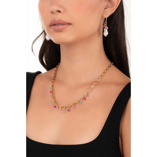 Collar dorado con cuentas en tonos rosa, lila y aguamarina, complementado con aretes de perlas.