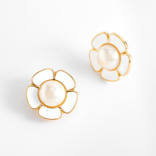 Aretes con diseño de flor con centro perlado y baño de oro