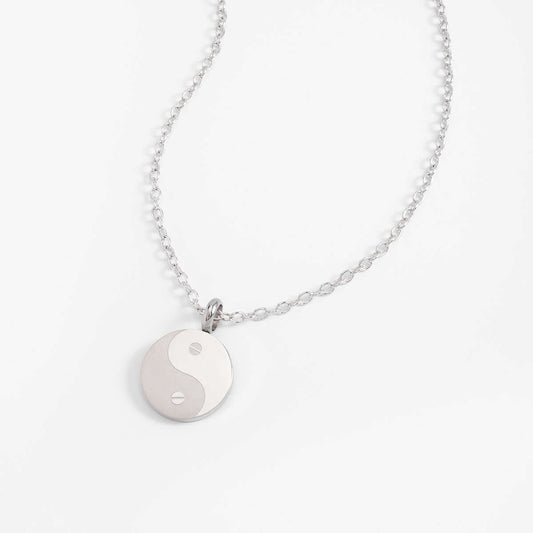 Collar de oro de 18k con diseño yin yang y piedra de cristal, moderno y sofisticado, ideal para ocasiones diarias.