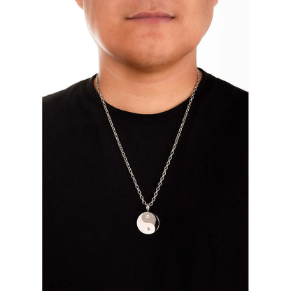 Collar de oro de 18k con diseño yin yang, mostrado en un modelo masculino con camiseta negra.