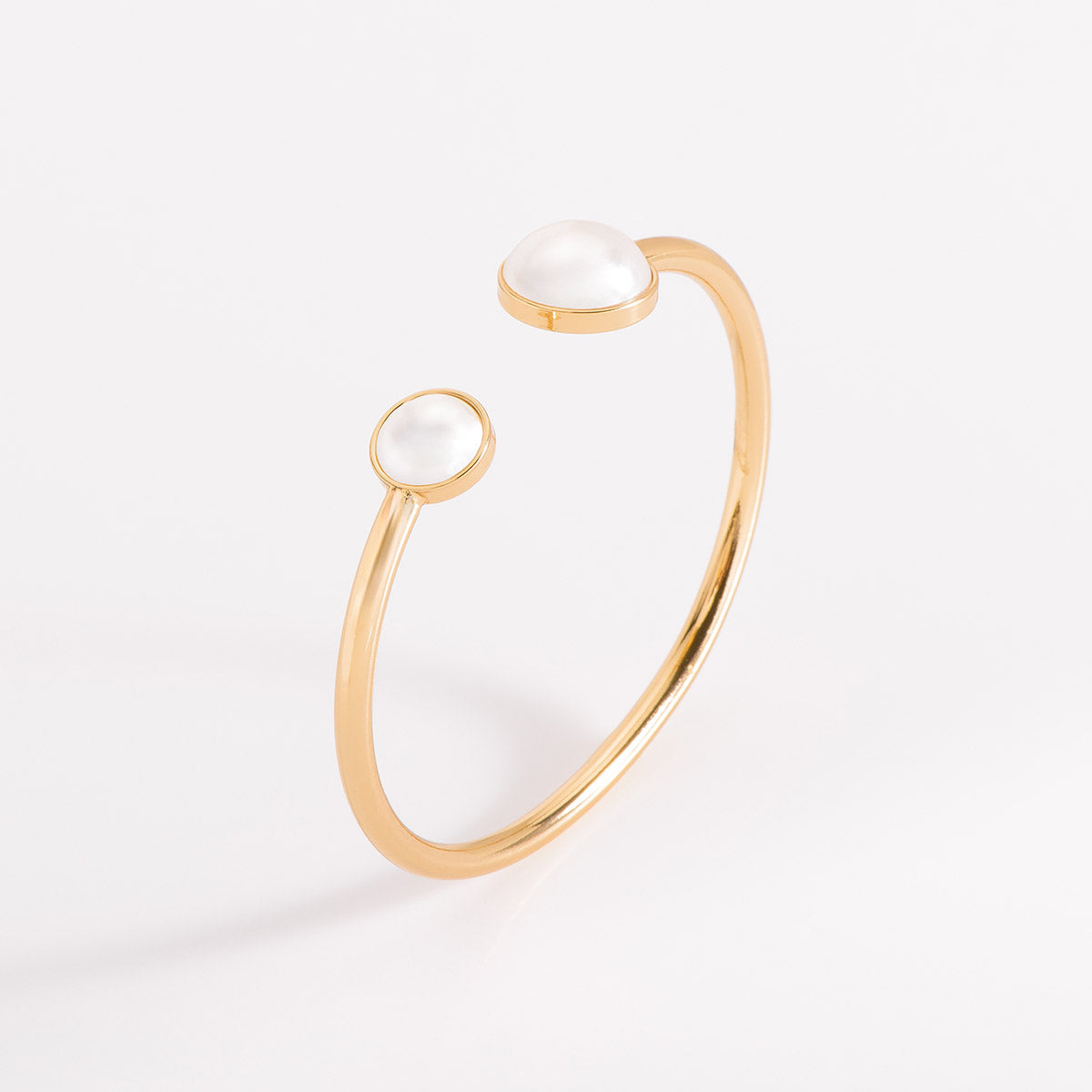 Pulsera minimalista con perlas en oro 18k
