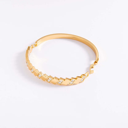 Brazalete en baño de oro y piedras en tono cristal