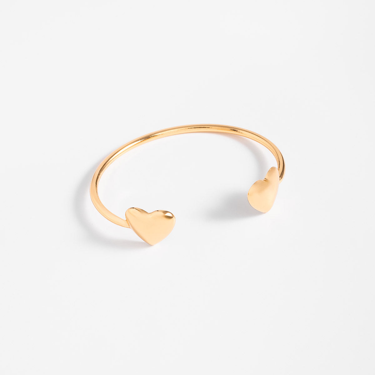 Pulsera en baño de oro con extremos de corazón pulido