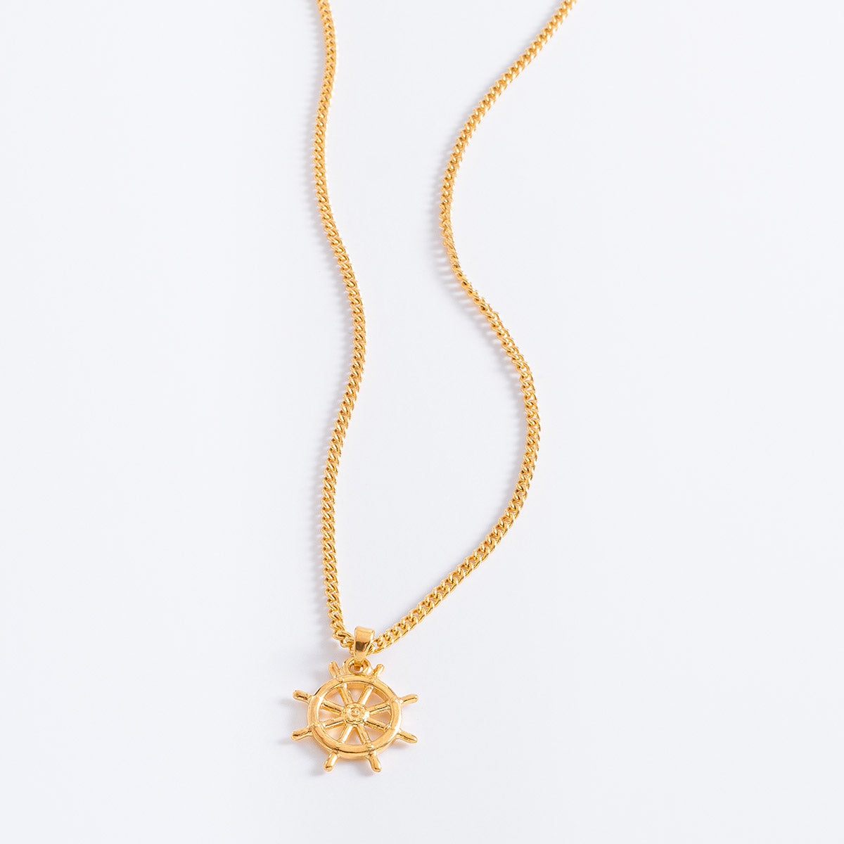Collar con dije de timón en baño de oro 18k 55cm