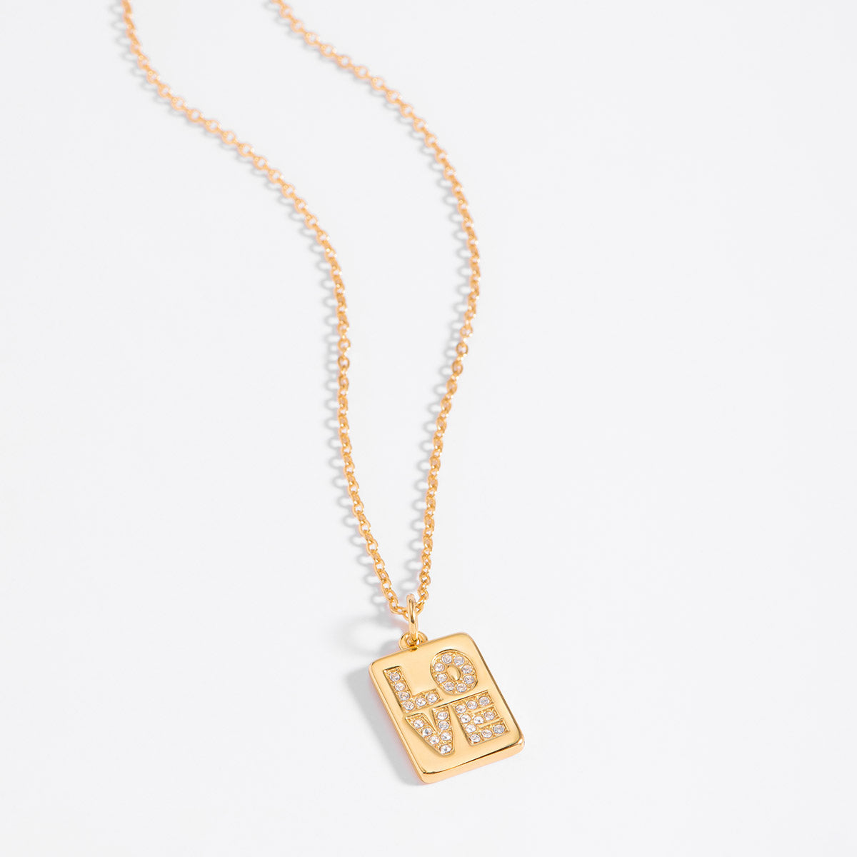 Collar moderno en baño de oro con dije LOVE brillante