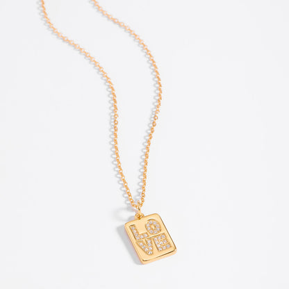 Collar moderno en baño de oro con dije LOVE brillante