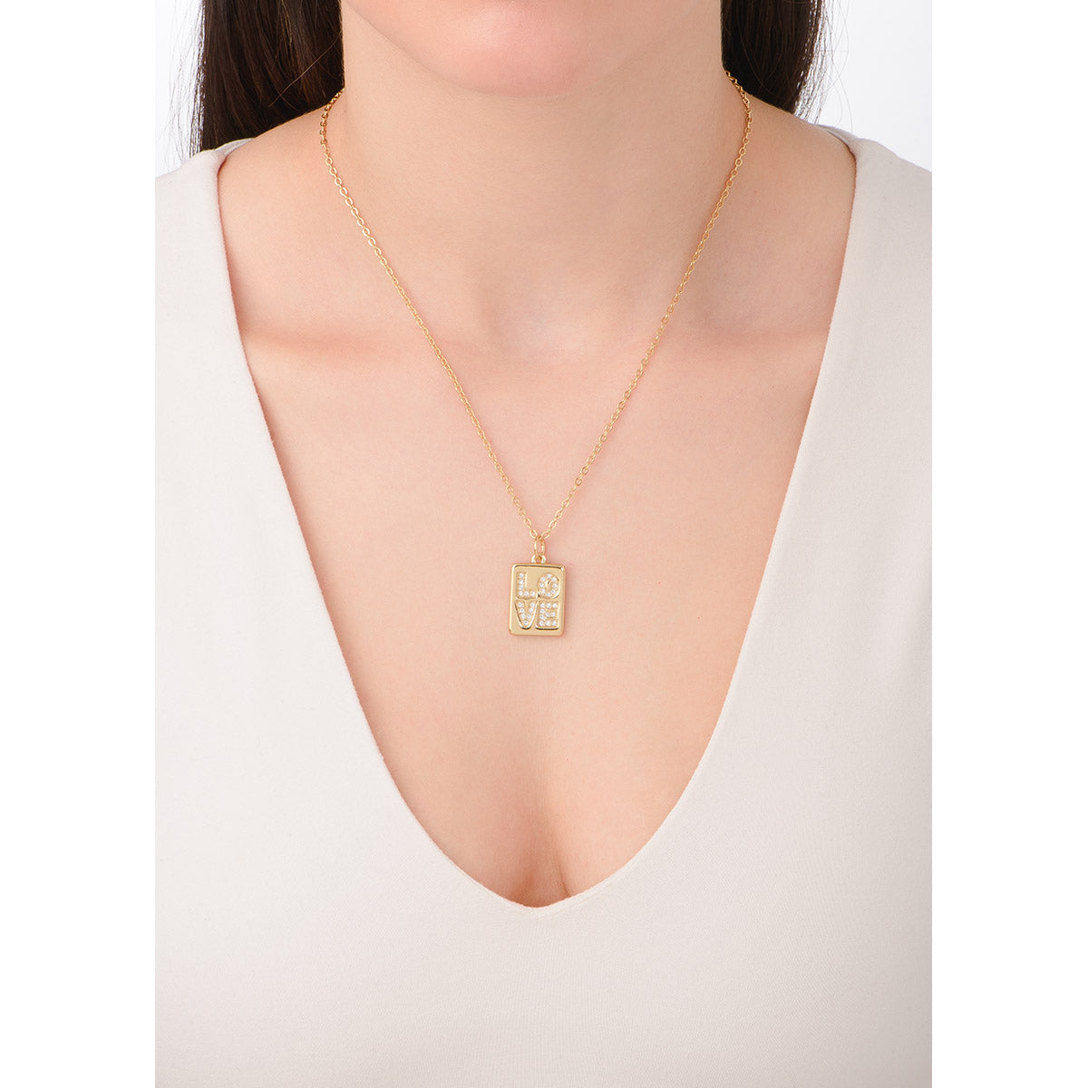 Collar moderno en baño de oro con dije LOVE brillante