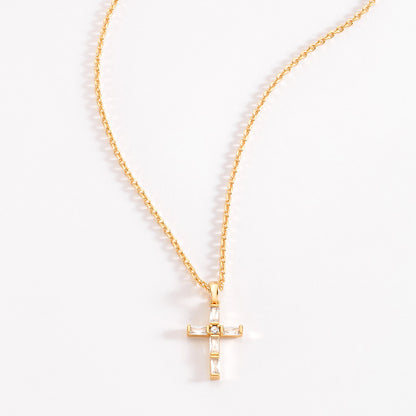 Collar en baño de oro con dije de cruz de cristal