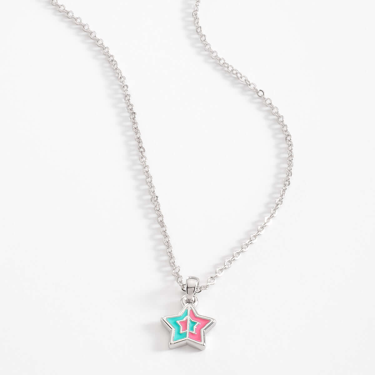 Collar en baño de platino con dije en forma de estrella