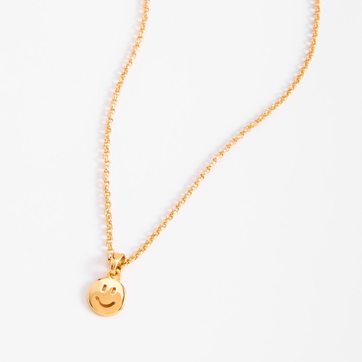 Collar con dije de carita feliz en baño de oro 18k