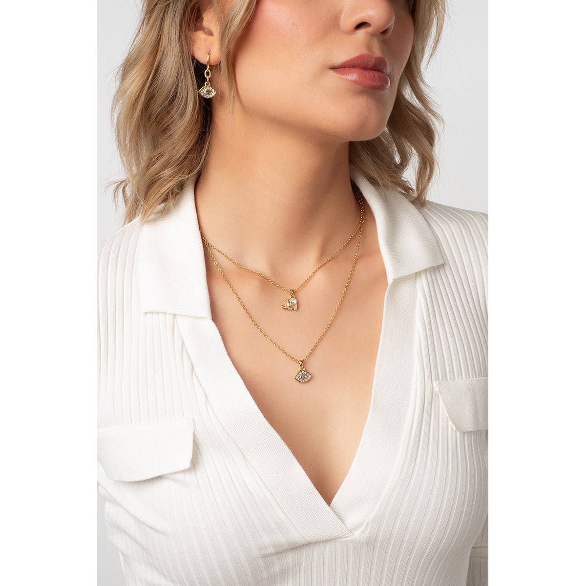 Collar con dije en baño de oro y piedra tono cristal