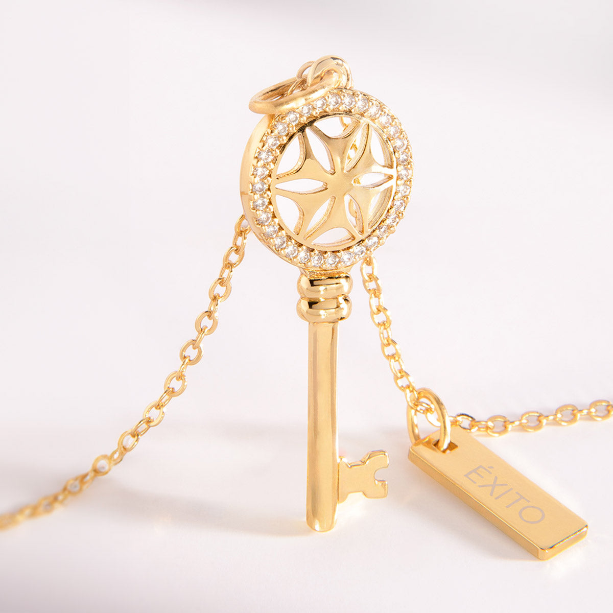 Collar en baño de oro con dijes de éxito y elegancia
