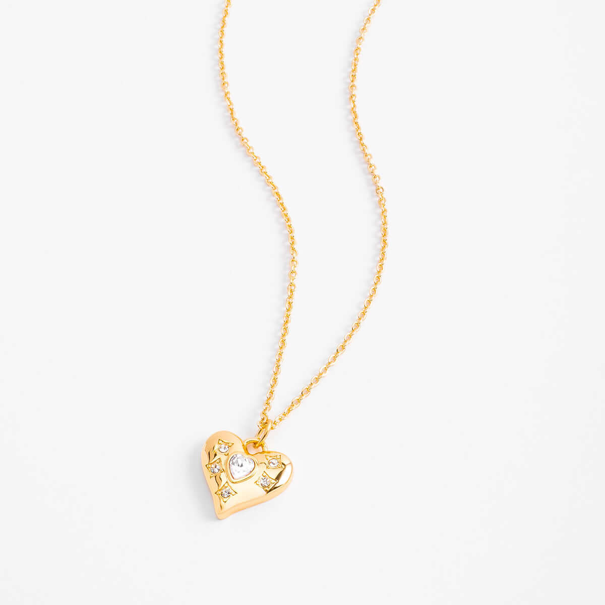 Collar con dije en forma de corazón en baño de oro