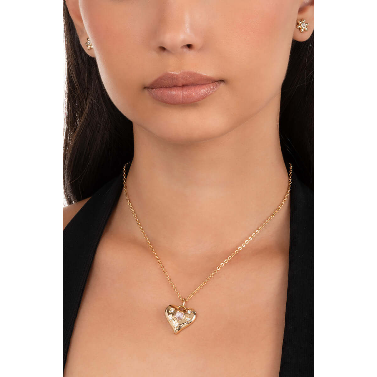 Collar con dije en forma de corazón en baño de oro