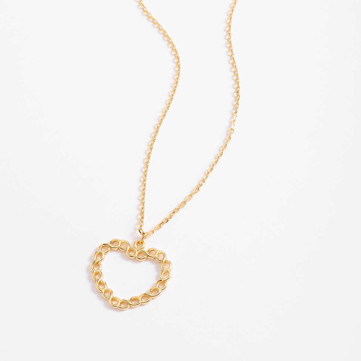Collar en baño de oro con dije de corazón enlazado