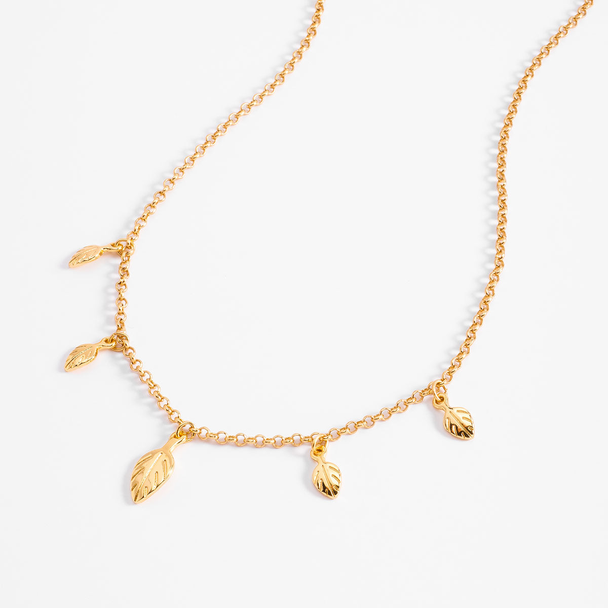 Collar en baño de oro con dijes de hojas