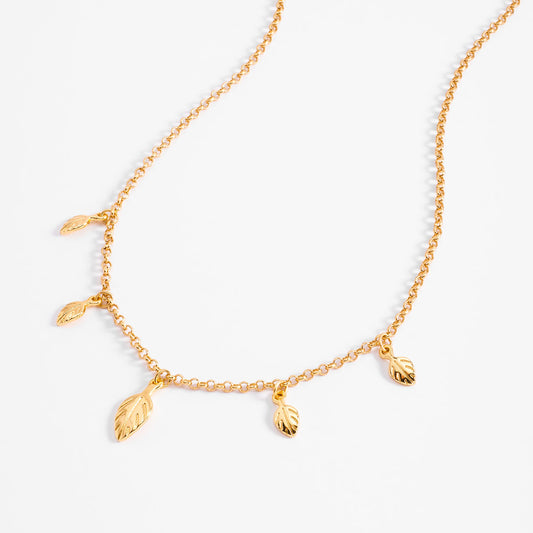 Collar en baño de oro con dijes de hojas