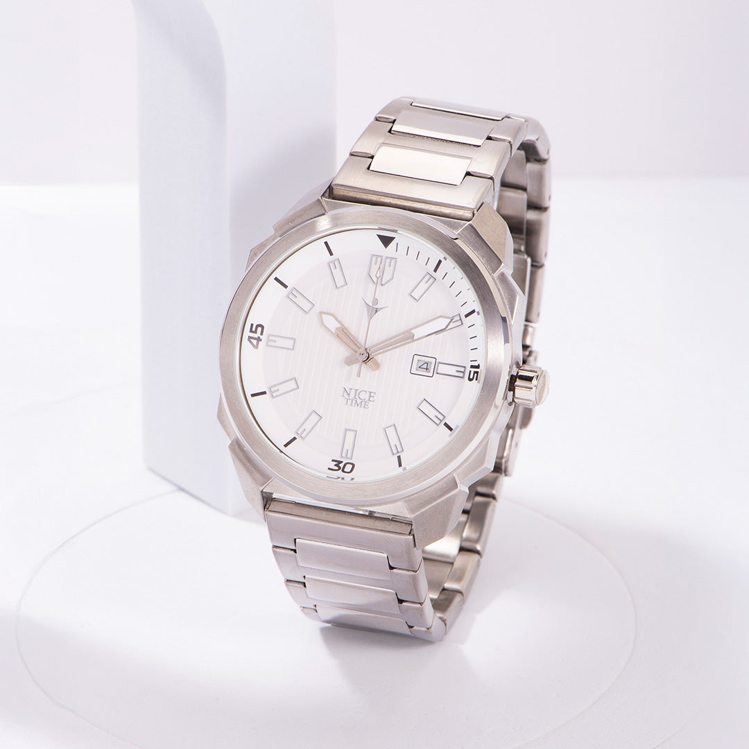 Reloj de fibra de carbón plateado con carátula blanca