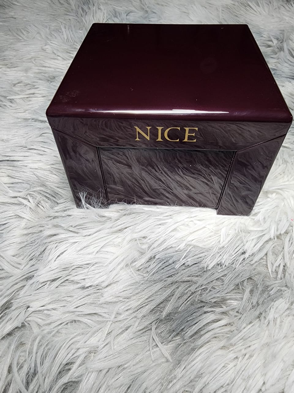 Reloj de fibra de carbón plateado con carátula blanca