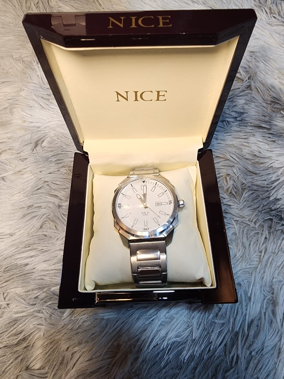 Reloj de fibra de carbón plateado con carátula blanca