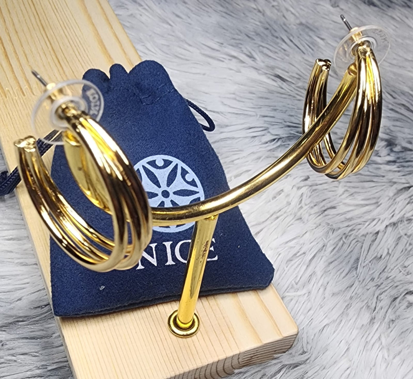 Aretes semicírculos entrelazados en baño de oro 18k